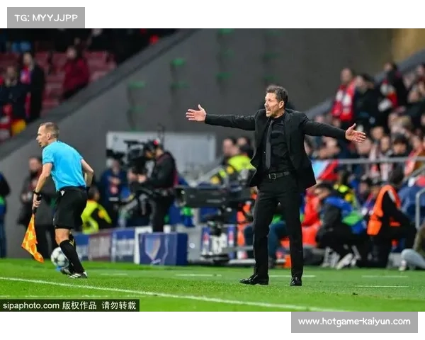 罗德里戈赛后拥抱阿隆索:我们仍支持主帅,团结才能度过难关 罗德里戈赛后拥抱阿隆索:我们仍支持主帅,团结才能度过难关